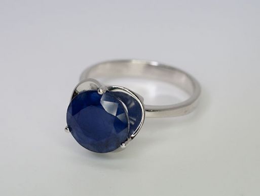 Серебряное кольцо с сапфиром 48264 купить в магазине Самоцветы мира