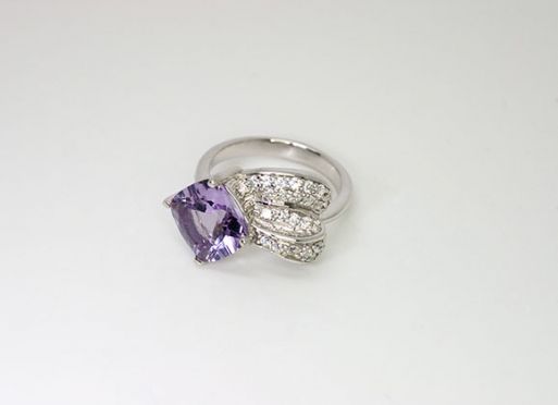 Серебряное кольцо с аметистом и фианитами 48352 купить в магазине Самоцветы мира