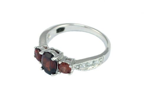 Серебряное кольцо с гранатом и фианитами 48354 купить в магазине Самоцветы мира