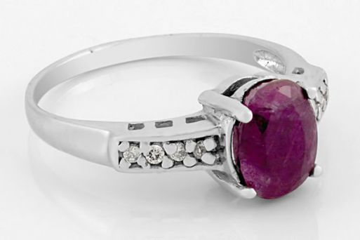 Серебряное кольцо с рубином и фианитами 48666 купить в магазине Самоцветы мира