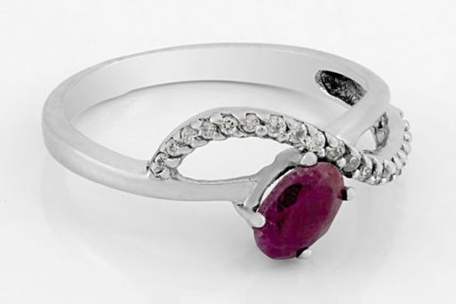 Серебряное кольцо с рубином и фианитами 48670 купить в магазине Самоцветы мира