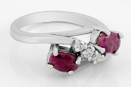 Серебряное кольцо с рубином и фианитами 48672 купить в магазине Самоцветы мира