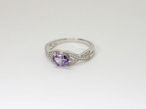 Серебряное кольцо с аметистом и фианитами 48700 купить в магазине Самоцветы мира