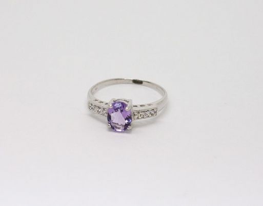 Серебряное кольцо с аметистом и фианитами 48702 купить в магазине Самоцветы мира