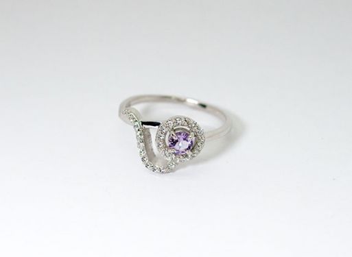 Серебряное кольцо с аметистом и фианитами 48704 купить в магазине Самоцветы мира