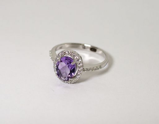 Серебряное кольцо с аметистом и фианитами 48706 купить в магазине Самоцветы мира