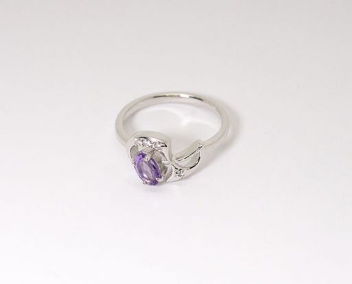 Серебряное кольцо с аметистом и фианитами 48712 купить в магазине Самоцветы мира
