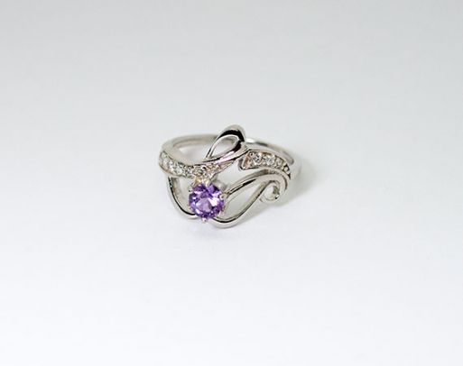Серебряное кольцо с аметистом и фианитами 48714 купить в магазине Самоцветы мира