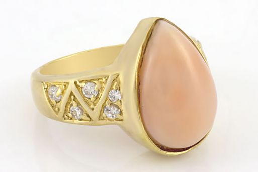 Серебряное кольцо с кораллом и фианитами 49413 купить в магазине Самоцветы мира