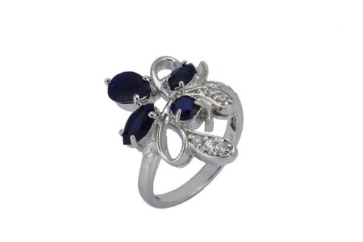 Серебряное кольцо с сапфиром и фианитами 50324 купить в магазине Самоцветы мира