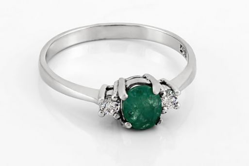 Серебряное кольцо с изумрудом и фианитами 50341 купить в магазине Самоцветы мира