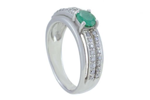 Серебряное кольцо с изумрудом и фианитами 50345 купить в магазине Самоцветы мира