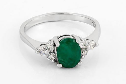 Серебряное кольцо с изумрудом и фианитами 50352 купить в магазине Самоцветы мира