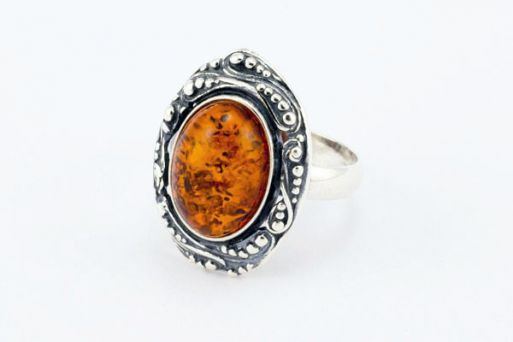 Серебряное кольцо с янтарём 50569 купить в магазине Самоцветы мира