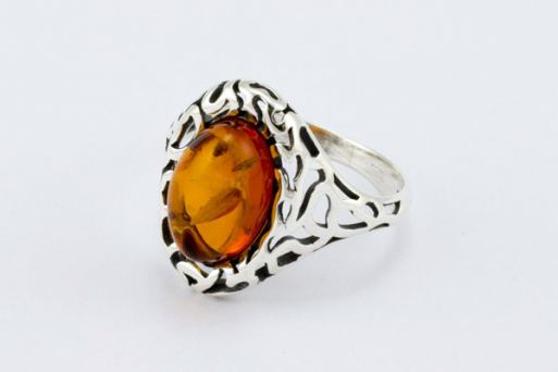 Серебряное кольцо с янтарём 50574 купить в магазине Самоцветы мира