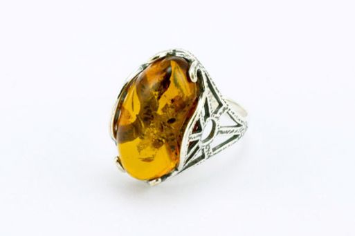 Серебряное кольцо с янтарём 50579 купить в магазине Самоцветы мира