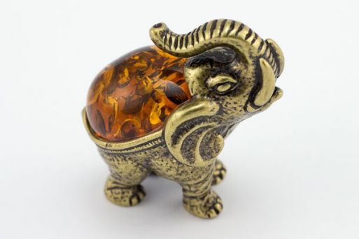 Сувенир янтарь слон идущий 169 ― Самоцветы мира