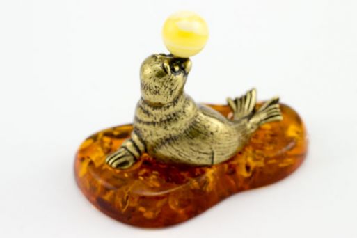Сувенир янтарь тюлень с мячом 290 ― Самоцветы мира