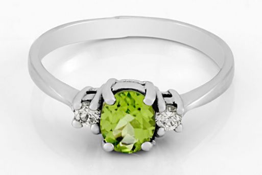 Серебряное кольцо с хризолитом и фианитами 50961 купить в магазине Самоцветы мира