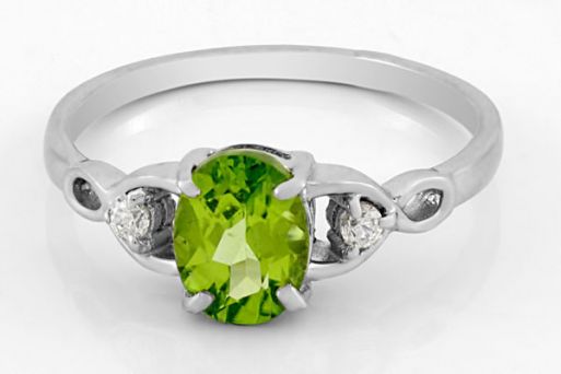 Серебряное кольцо с хризолитом и фианитами 50967 купить в магазине Самоцветы мира