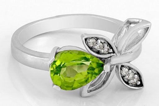 Серебряное кольцо с хризолитом и фианитами 50969 купить в магазине Самоцветы мира