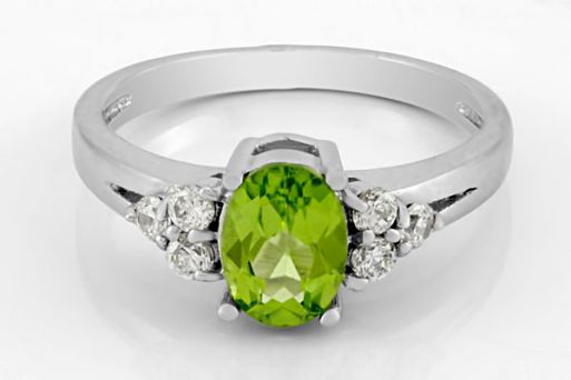 Серебряное кольцо с хризолитом и фианитами 50977 купить в магазине Самоцветы мира