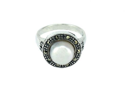 Серебряное кольцо с Жемчугом. Вставка: 1 жемчужина 10 мм., ограненные марказиты, чернение. Вес изделия 5,2 грамма.