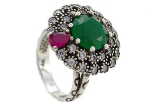 Серебряное кольцо с зелёным агатом, рубином и фианитами 51000 купить в магазине Самоцветы мира