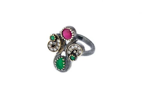 Серебряное кольцо с зелёным агатом, рубином и фианитами 51010 купить в магазине Самоцветы мира