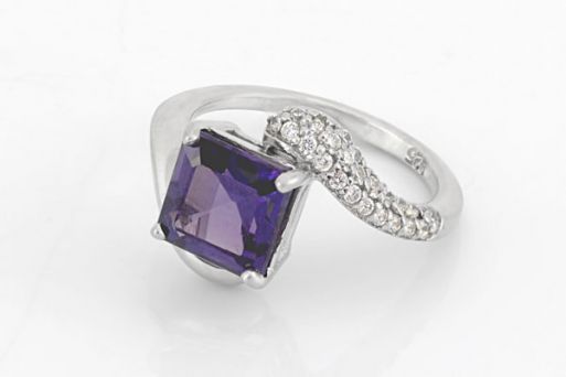 Серебряное кольцо с александритом и фианитами 51021 купить в магазине Самоцветы мира