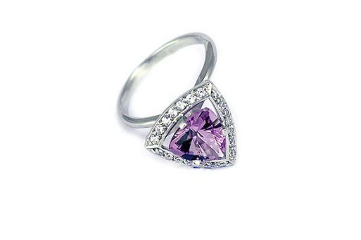 Серебряное кольцо с аметистом и фианитами 51170 купить в магазине Самоцветы мира