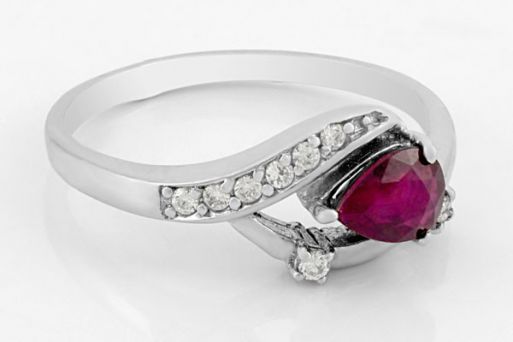 Серебряное кольцо с рубином и фианитами 51571 купить в магазине Самоцветы мира