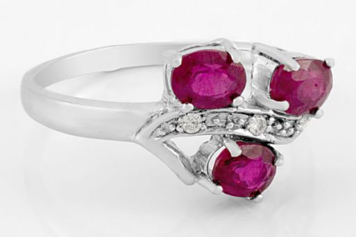 Серебряное кольцо с рубином и фианитами 51583 купить в магазине Самоцветы мира