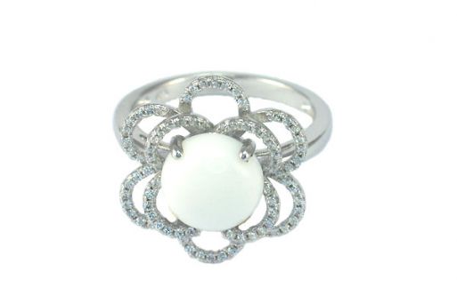 Серебряное кольцо с белым агатом и фианитами 51732 купить в магазине Самоцветы мира