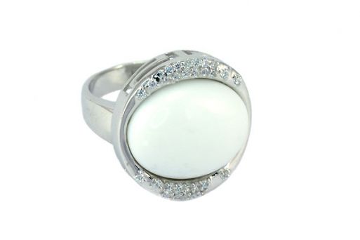 Серебряное кольцо с белым агатом и фианитами 51736 купить в магазине Самоцветы мира