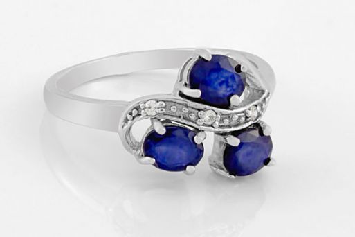 Серебряное кольцо с сапфиром и фианитами 51769 купить в магазине Самоцветы мира