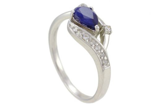 Серебряное кольцо с сапфиром и фианитами 51771 купить в магазине Самоцветы мира