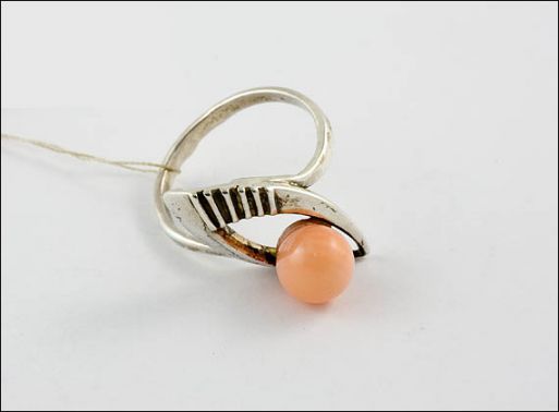 Серебряное кольцо с кораллом розовым 5224 купить в магазине Самоцветы мира
