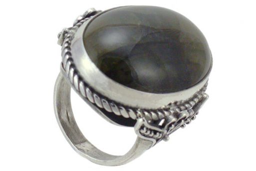 Кольцо из серебра 925 пробы с лабрадоритом.