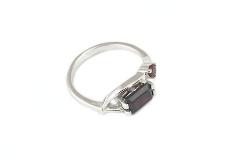 Серебряное кольцо с гранатом 52455 купить в магазине Самоцветы мира