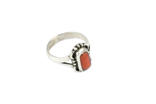 Серебряное кольцо с кораллом 52573 купить в магазине Самоцветы мира