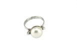 Кольцо из серебра с жемчугом белым шар 11 мм чаша 52603
