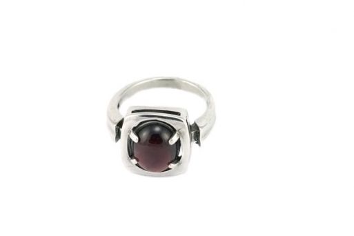 Серебряное кольцо с гранатом 52663 купить в магазине Самоцветы мира