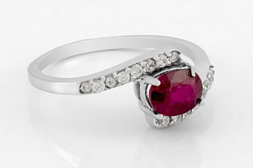 Серебряное кольцо с рубином и фианитами 52869 купить в магазине Самоцветы мира