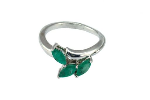 Серебряное кольцо с изумрудом 52889 купить в магазине Самоцветы мира