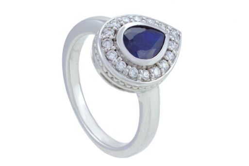 Серебряное кольцо с сапфиром и фианитами 52925 купить в магазине Самоцветы мира