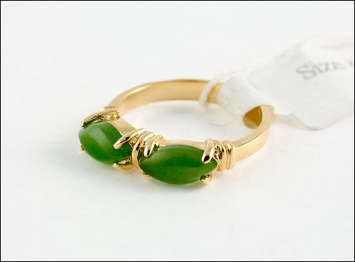 Позолоченное кольцо из мельхиора с нефритом 5340 купить в магазине Самоцветы мира