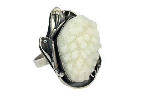 Серебряное кольцо с кораллом 53712 купить в магазине Самоцветы мира