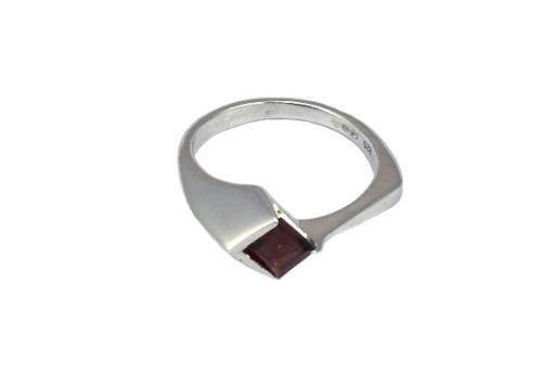Серебряное кольцо с гранатом 54465 купить в магазине Самоцветы мира