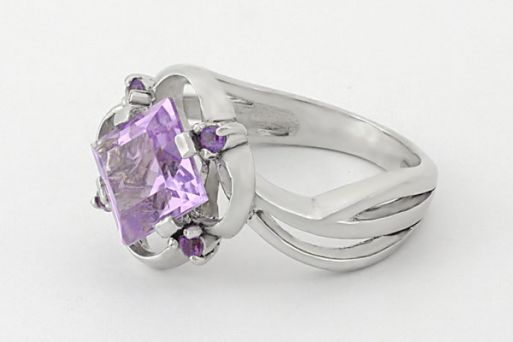 Серебряное кольцо с аметистом 54526 купить в магазине Самоцветы мира